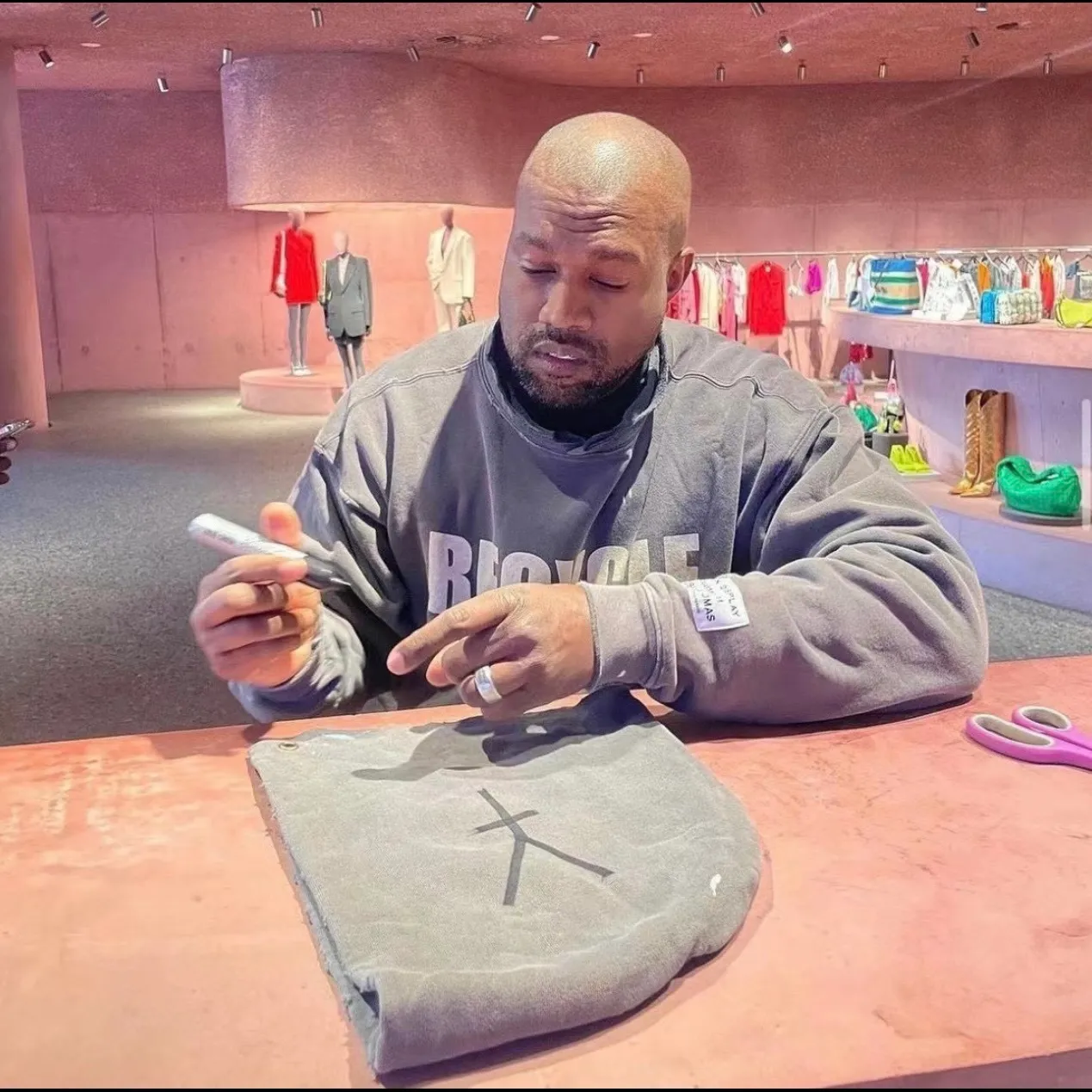 Kanye's same style GALLERY DEPT. 90'S RECYCLE HOODIE WASHED BLACK Recycled old environmentally friendly slogan 90'S washed hoodie, washed black S-XL, garments rewashed and dyed